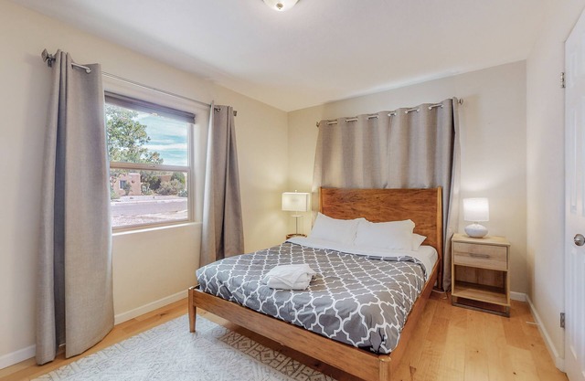 Quiet Nobhill Home, 2bd/1ba, Dog Friendly w/YARD
