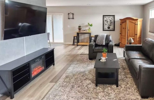 Quiet Oasis in Central Eureka with Wi-Fi, Tempur-Pedic Bed, and Garage