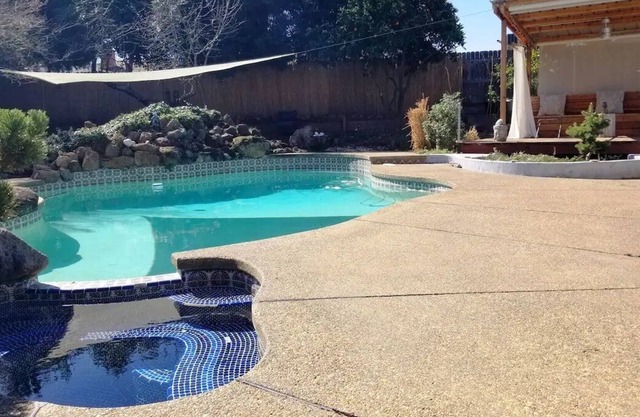Quiet Oasis with Pool & Hot Tub just off Riverfront