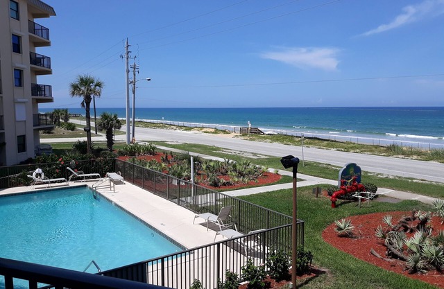 Ruhige Oceanfront Condo, 2 Bed / 2 Bath, nur wenige Schritte vom Strand entfernt