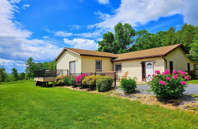 Quiet, off the grid getaway with access to hiking, fishing and wineries nearby!