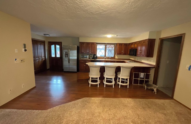 Quiet oversized 1 bedroom apartment in the Countryside. Close to National Parks.