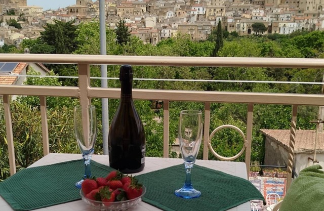Quiet Panoramic Suite, comfortable near Matera with parking, green