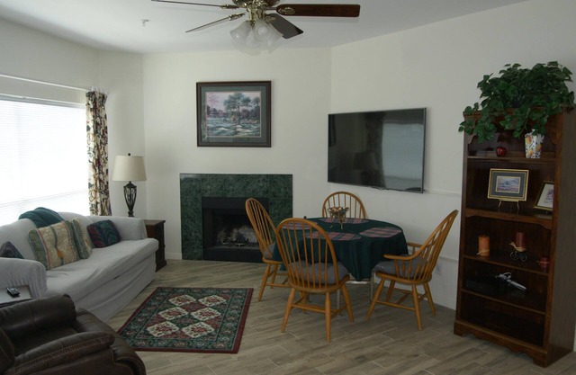 Quiet, pet-friendly 2 Bedroom/2 Bath lakefront condo with pool and dock access