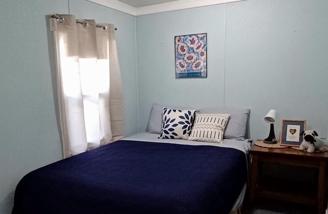 Quiet place to stay away from home, located in a very friendly area.