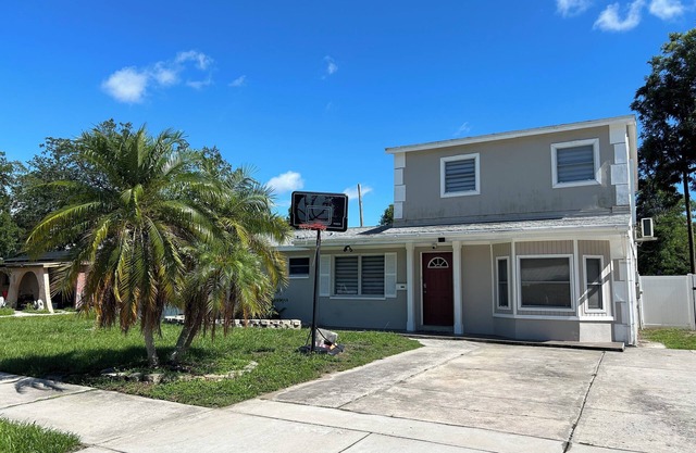 Quiet Pool Haven: 4BR - 9PPL, AC, WiFi, and Beaches Nearby