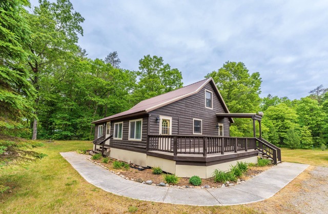 Quiet Private Cabin in the woods near fishing, hiking, skiing,ORV,snow trails
