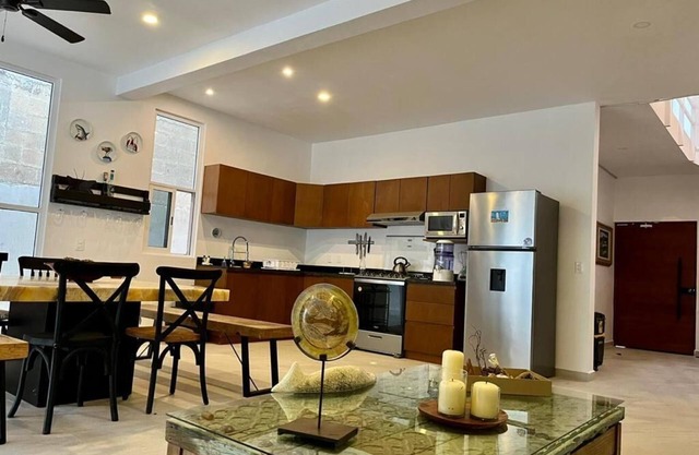 Quiet private house with lots of tropical trees around10 min away from the beach