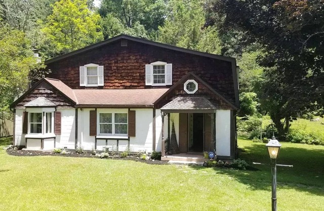 Quiet & Relaxing 3BR Cottage Near New River Gorge