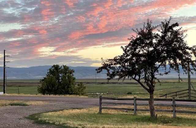 Quiet & Relaxing Farm Home/15 min from lake/ Big Yard/ Fun Games