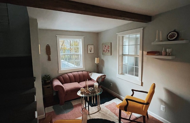 Quiet renovated cottage by Seabreeze