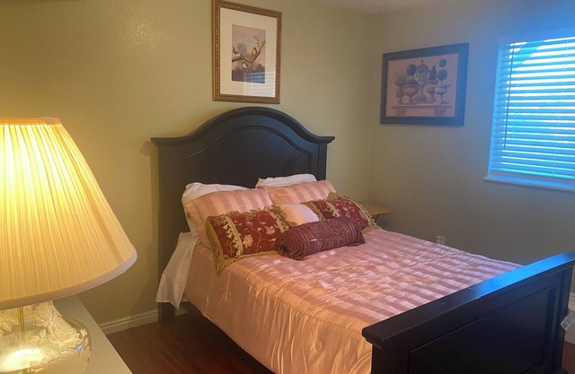 Quiet, residencial 1-bedroom apartment in Orem/vineyard area..shared bathroom.