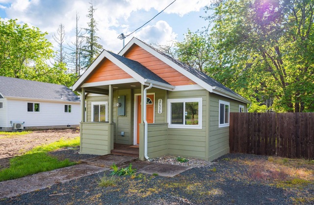Quiet Riverfront Home! 5 Mins from Dorena Lake!
