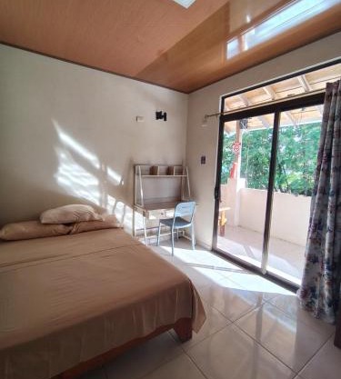 Quiet room with AC close to the beach