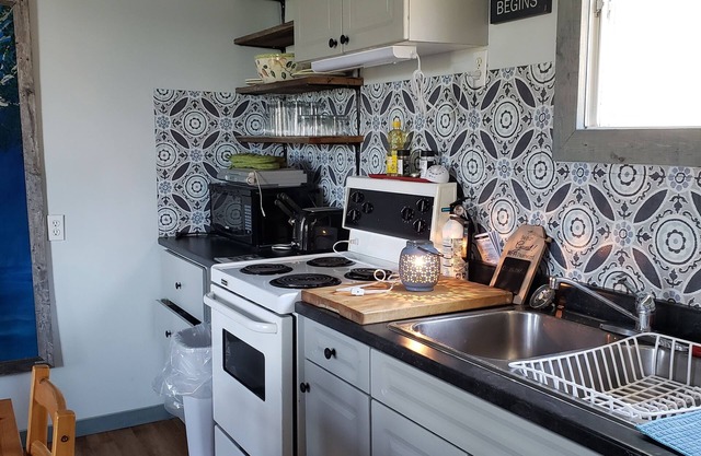Quiet seaside cottage, close to Historic Sherbrooke Village. Pet Friendly