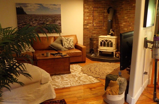 Quiet , secluded , 5 acres outdoor fireplace , indoor wood stove , hot tub