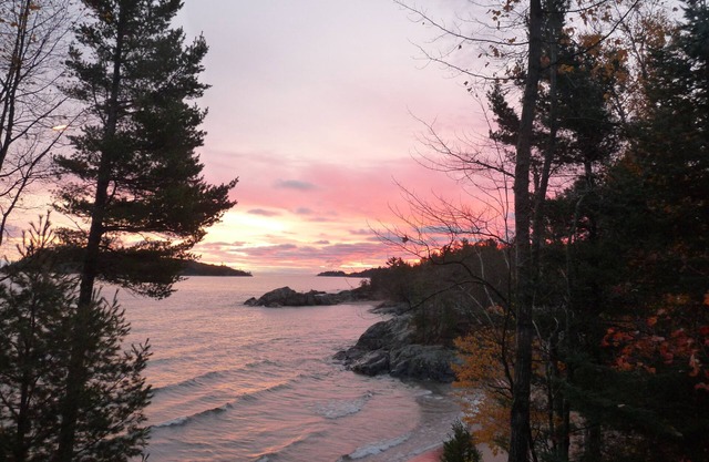 Ruhige, abgelegene Oase auf 300 Fuß des Lake Superior Strandes und 10 Hektar Wald.