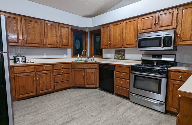 Quiet & Secluded w/Woods and Wildlife, Sleeps 11+, 1mi from Cedar Lake Boat Ramp
