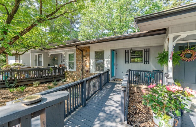 Quiet Shady Lakehouse. Beautifully Decorated Townhome.