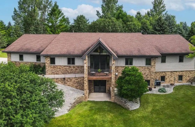 Quiet Spacious 5-Bedroom House or Crafting Retreat In Chilton, WI!