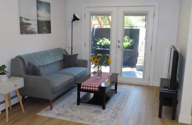 Quiet, Spacious, And Private Space In A Very Convenient Neighborhood.
