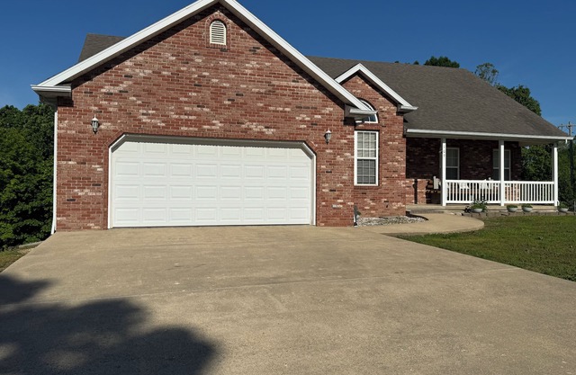 Quiet Spacious Home in the Woods 10 minutes from FLW visitors center.