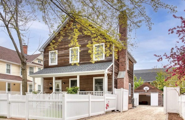 Quiet street one block to shops, restaurants & waterfront. Barn with AC TV &WIFI