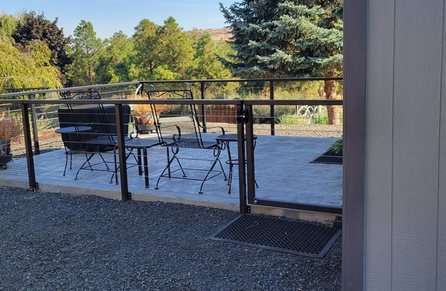 Quiet Studio Guest house in a country setting minutes from town