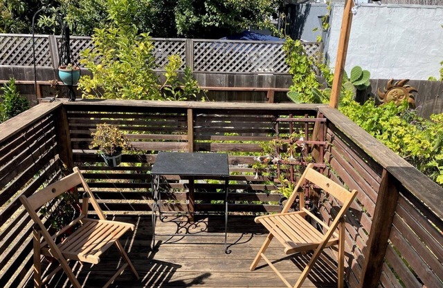 Quiet studio near 2 BART Stns. Richmond Annex. Full bathroom. Independent entry.
