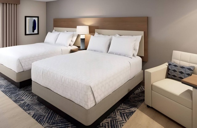 Quiet Studio with Full Kitchen Close to Macomb Center for the Performing Arts