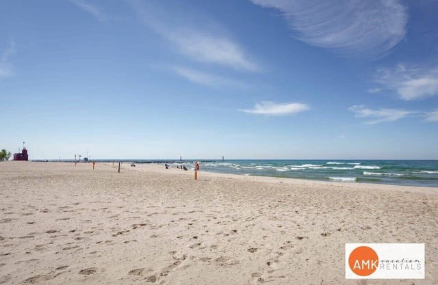 Quiet Suburban Escape - Holland North Side