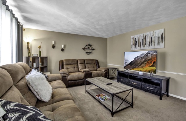 Quiet suburban home 10 minutes from airport/25 min from Niagara Falls