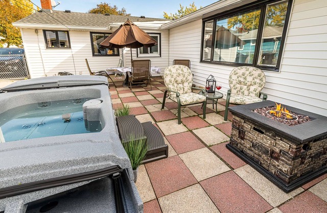 Quiet Suburban Home Minutes from Airport, Niagara Falls + all major attractions.