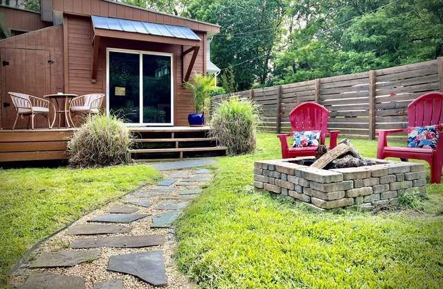 Quiet tiny home. Dog-friendly. Private fenced yard