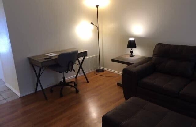 Quiet townhouse close to Fort Sill!