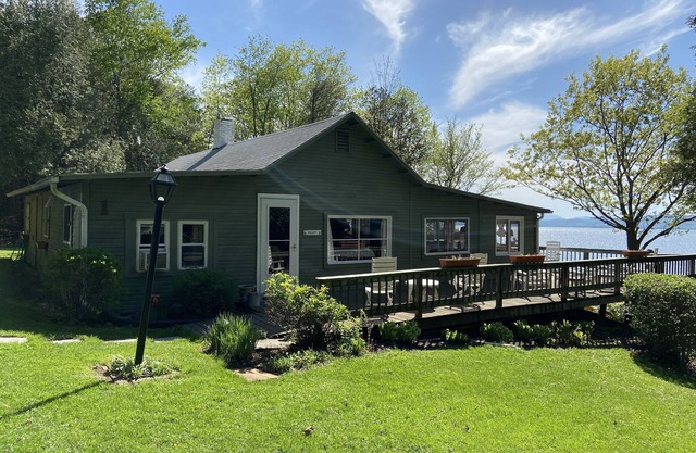 Quiet Vacation Cottage on Lake Champlain Deck, Stairs to Beach. 4 BR/ Sleeps 6