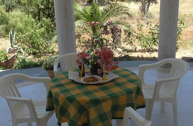 RUHIGE VILLA MIT 2500 QM. Eingezäunter Garten