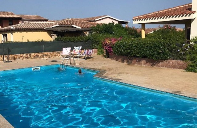 RUHIGE VILLA MIT VERANDA UND POOL EINIGE SCHRITTE VOM MEER UND DIENSTLEISTUNGEN