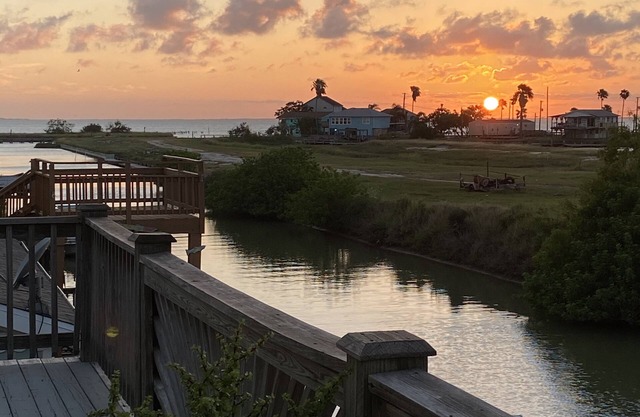 Quiet Waterfront Retreat minutes from downtown.