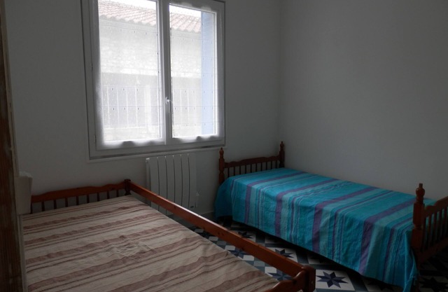 Quiet, well-equipped house 4km from Cognac. Enclosed garden space for 2 cars.
