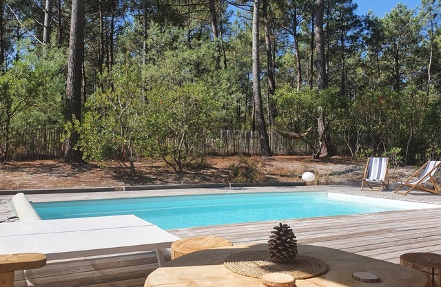 Ruhiges Holzhaus am Waldrand mit beheiztem Pool