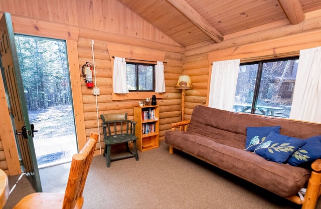 Quiet woodland cabin with firepit, near Bigfork, Flathead Lake & Glacier