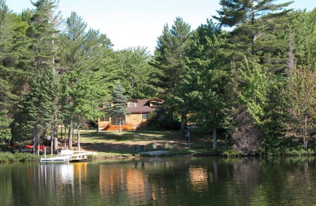 Quiet year round lake home, swimming/fishing, near Pictured Rocks, trail access