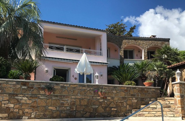 Quietly located villa with private garden, large pool and fantastic sea views