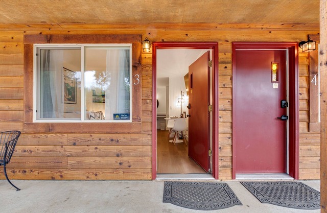 Quilcene ground-floor studio with mountain views & fast WiFi - dog-friendly