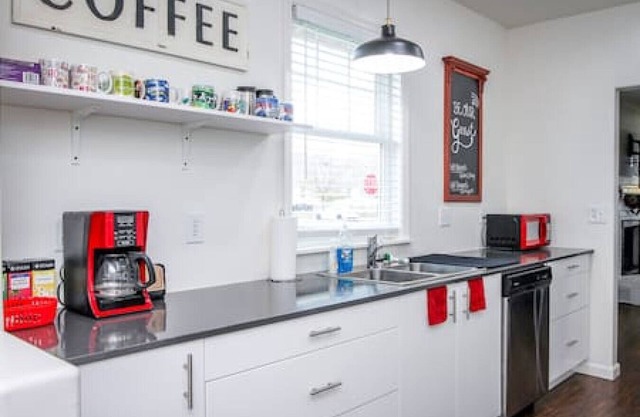 Quinn's Cottage, Downtown! Cozy Downtown Home! Sleeps 6, Local Golfing 50% Off!