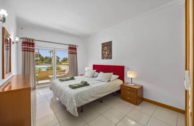 Quinta da Barracuda Luminous Beach Apartment with Pool View