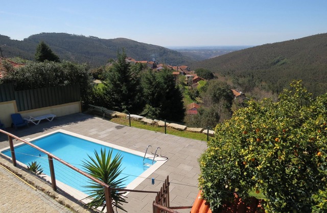 Quinta da Gaiya, blaues Wasser, Grünflächen und funkelnder Himmel
