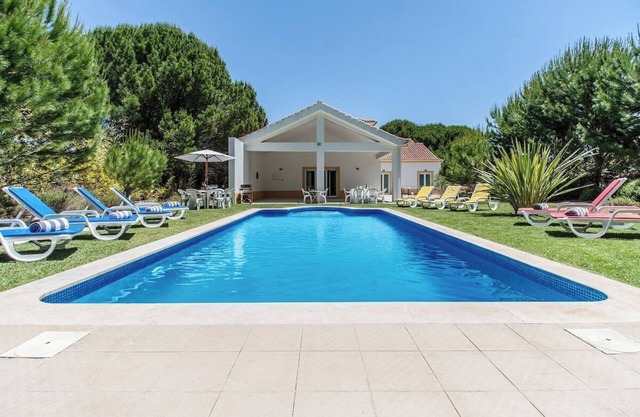 Typische portugiesische Villa in Quinta do Peru Golf Resort, w. Privater Pool