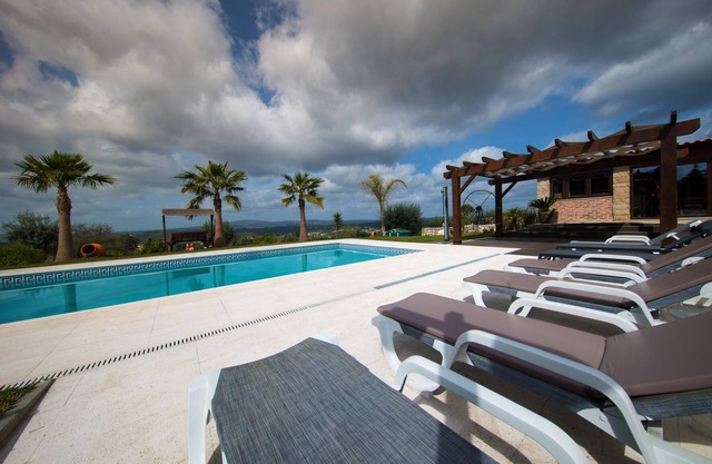Quinta dos Silvas - Holiday home with heated pool and orchard